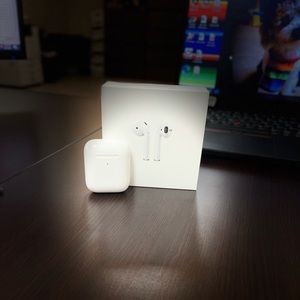 Apple AirPods with Wireless Charging Case
